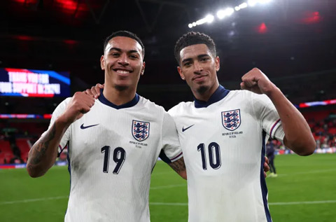 Rogers (trái) và Bellingham sẽ phải cạnh tranh vị trí số 10 ở tuyển Anh tại World Cup 2026