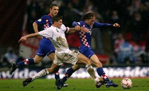 Cái tên Luka Modric (phải) luôn gắn với những ký ức buồn của ĐT Anh