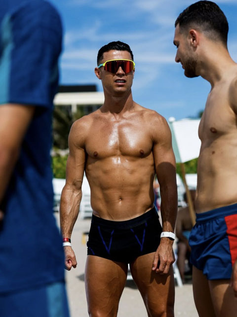  Ronaldo gây tranh cãi vì đồ đi tắm biển