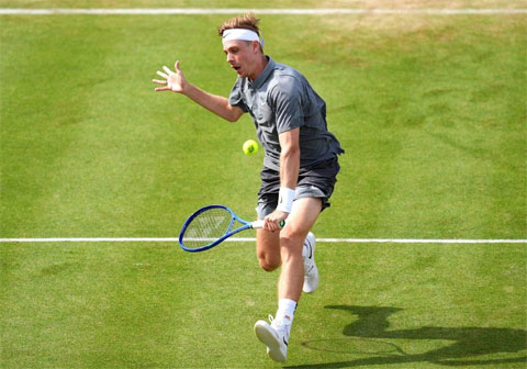 Shapovalov mắc nhiều sai lầm ở trận này, với 9 lỗi kép cả trận. Ảnh: ATP