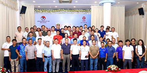 Các phóng viên cũng lãnh đạo VFF, VPF chụp hình lưu niệm 