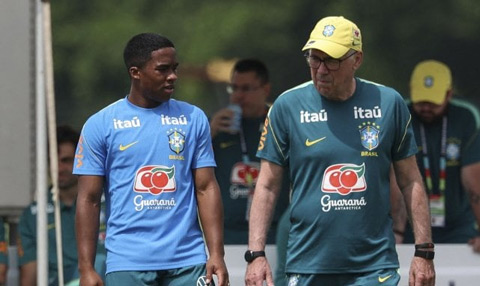 Endrick và Ancelotti trong một buổi tập của tuyển Brazil