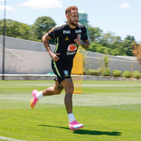 Neymar đã trở lại tập luyện nhưng chưa đủ thể lực để ra sân - Ảnh: ESPN