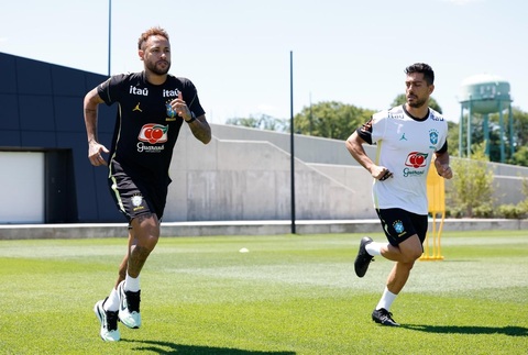 Hiện tại, ngôi sao lớn nhất của Brazil vẫn phải tập riêng. Ảnh: Folha