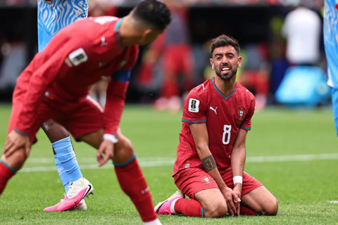 Fernandes thất vọng ra mặt vì bị Ronaldo tranh dứt điểm ở tình huống ngon ăn của Bồ Đào Nha