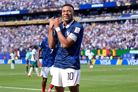Mbappe thì ghi cú đúp vào lưới Senegal