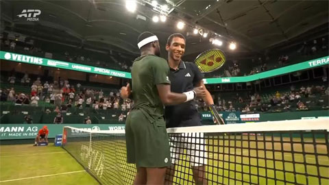 Tiafoe (trái) cứu nguy được 7/9 break-point đối mặt cả trận. Ảnh: ATP