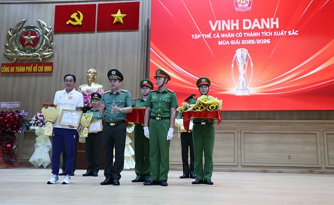 HLV Phùng Thanh Phương nhận Giấy khen từ Trung tướng, Giám đốc CA TP.HCM Mai Hoàng 