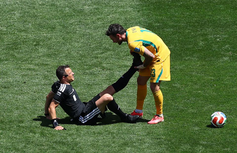 Trọng tài Felix Zwayer bị chuột rút ở trận Mỹ thắng Australia - Ảnh: Reuters
