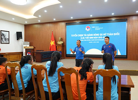 HLV Okiyama Masahiko biểu dương tinh thần của các thí sinh sau 3 ngày thi tuyển. Ảnh: Quốc Việt