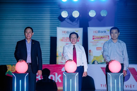 Phó chủ tịch VFF Trần Anh Tú (phải) trong  chương trình đặc biệt 10 năm đồng hàng cùng futsal của VOV. Ảnh: Nguyễn Khanh 
