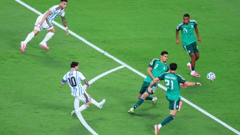 Messi ghi siêu phẩm vào lưới Algeria