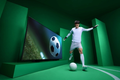 TV LG QNED evo AI 115 inch thể hiện rõ tinh thần thể thao trong bộ ảnh với thủ môn Trần Trung Kiên