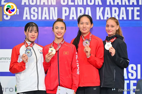 Diệu Ly (thứ hai từ trái qua) trên bục nhận huy chương. Ảnh AKF