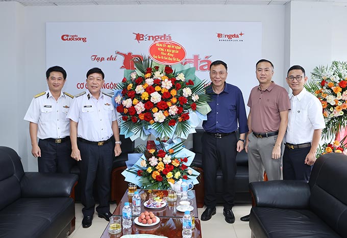 Đảng ủy Bộ tư lệnh Vùng 1 Hải quân tới thăm toà soạn, chức mừng Tạp chí Bóng đá 