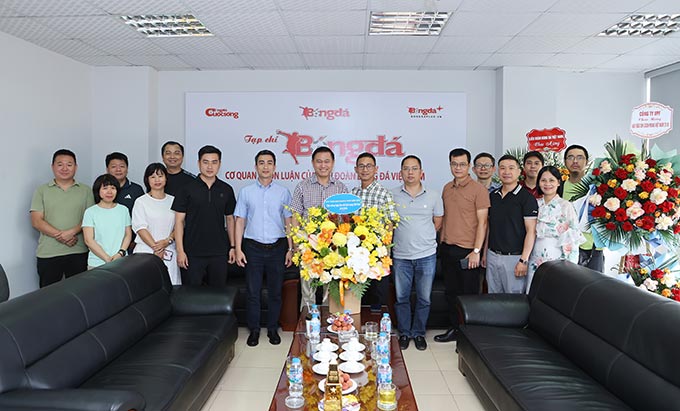 Ông Trần Anh Tú, Phó Chủ tịch VFF, Chủ tịch HĐQT VPF và đại diện lãnh đạo VPF tới tặng hoa, chúc mừng Tạp chí Bóng đá 