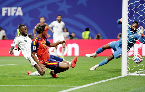 Yamal đã có bàn đầu tiên tại sân chơi World Cup
