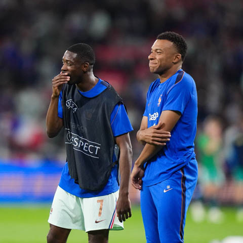 Mbappe đứng ra bảo vệ Dembele - Ảnh: @MadridXtra
