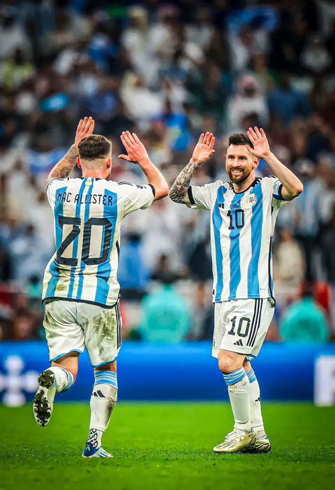 Mac Allister trân trọng thời gian còn thi đấu cạnh Messi - Ảnh: @BarcaWorldwide
