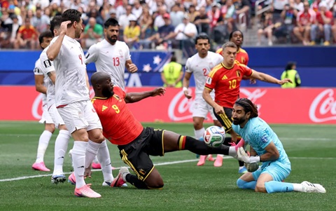 Alireza Beiranvand chặn đứng nỗ lực dứt điểm của Lukaku