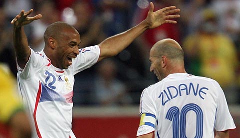 Trong 1 thập kỷ thi đấu cùng nhau, Zidane chỉ kiến tạo cho Henry đúng 1 lần
