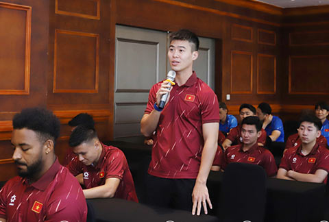 Đội trưởng Duy Mạnh thay mặt toàn đội gửi lời cảm ơn tới lãnh đạo VFF - Ảnh: VFF