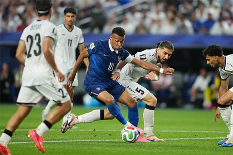 Mbappe lập cú đúp để bám đuổi Messi trong cuộc đua Vua phá lưới