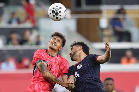 Castrop (trái) đang chờ được ra sân tại World Cup 2026