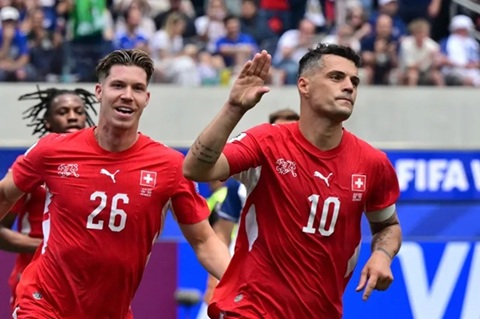 Xhaka ăn mừng sau khi ghi bàn vào lưới Bosnia