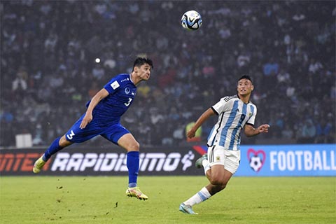 Khusanov trong trận gặp U20 Argentina tại giải U20 Thế giới 2023