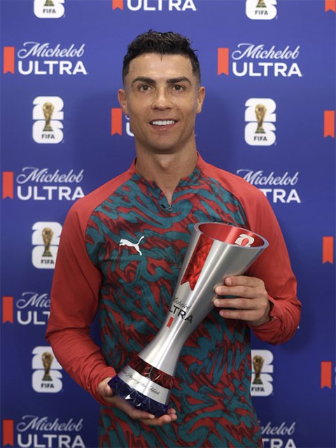 Ronaldo nhận danh hiệu Cầu thủ xuất sắc nhất trận