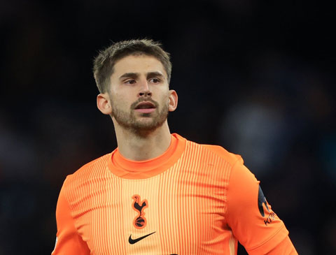 Với sự xuất hiện của Dubravka, tương lai của Vicario tại Tottenham gần như đã khép lại - Ảnh: Fabrizio Romano