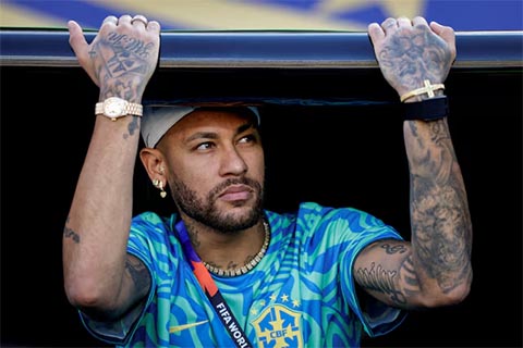 Neymar khi ngồi dự bị 
