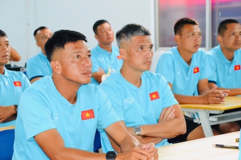 Công Vinh trong một khoá huấn luyện tại Việt Nam. Ảnh: VFF 