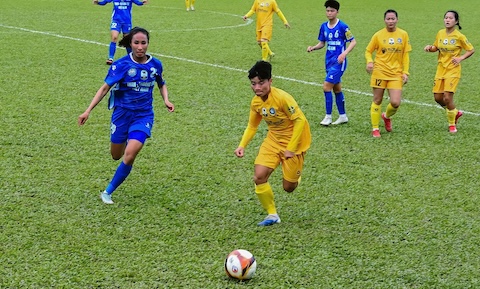 Pha tranh chấp giữa Than KSVN (áo xanh) và Thái Nguyên T&T. Ảnh: CTV 