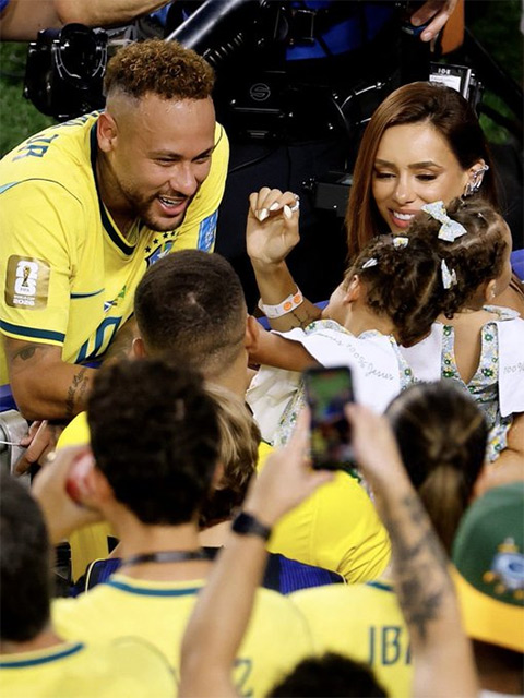 Neymar trong vòng tay vợ và con gái cùng gia đình sau trận đấu