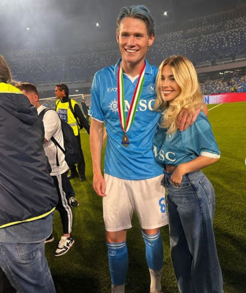 Cam Reading luôn đồng hành cùng McTominay Ảnh: Instagram nhân vật