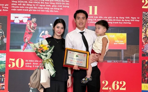 Tấn Sinh và vợ con tại gala của mùa giải 2025/26. Ảnh: Đức Cường 