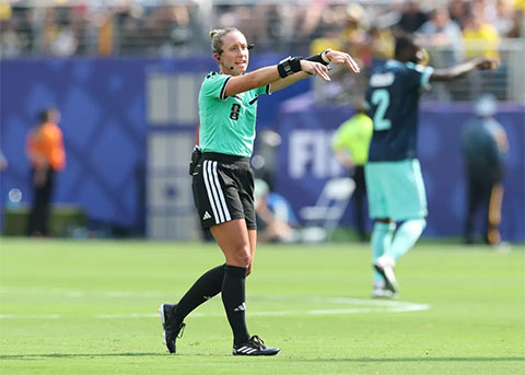 Không có thông tin cho thấy FIFA yêu cầu Tori Penso thay trang phục