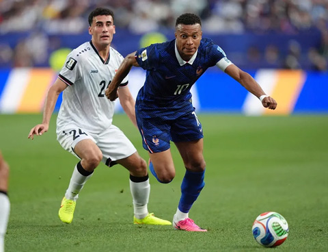 Mbappe cũng không kém cạnh