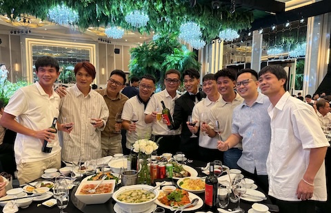 Các cầu thủ từng thi đấu cho HAGL trong tiệc cưới của Văn Thanh. Ảnh: Tuấn Thành 