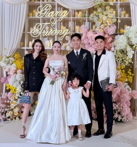 Vợ chồng cầu thủ Đức Huy trong tiệc cưới của Xuân Trường. Ảnh: CTV 