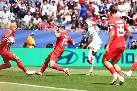 Dembele lập hat-trick vào lưới Na Uy