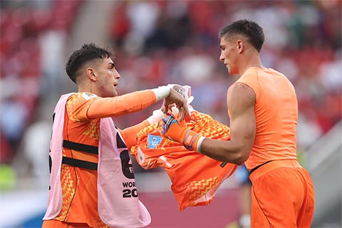 Buộc HLV Bielsa phải thay người ngay sau giờ nghỉ