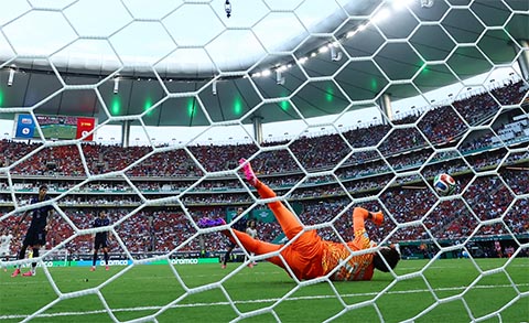Nhưng Muslera lại mắc sai lầm không thể tha thứ