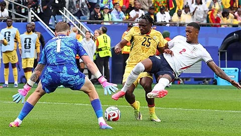 Ghana đã bị từ chối một quả phạt đền, khiến HLV Carlo Queiroz tức giận. Ảnh: Getty