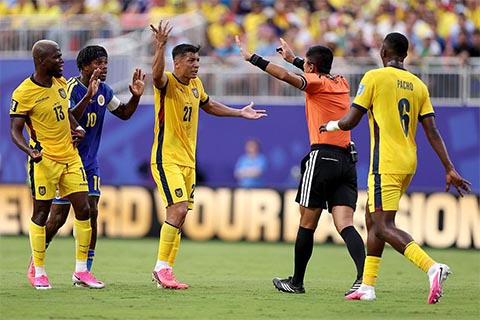 Tranh cãi trong trận Ecuador vs Curacao