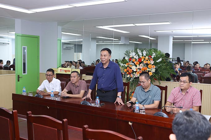 Chủ tịch VFF gặp mặt, chúc mừng phóng viên Tạp chí Bóng đá 