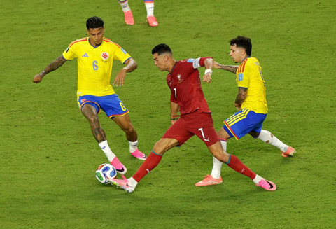 Ronaldo hoàn toàn "tắt điện" trước Colombia - Ảnh: The Athletic