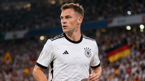 Kimmich phải đá hậu vệ phải khi không có phương án tốt hơn
